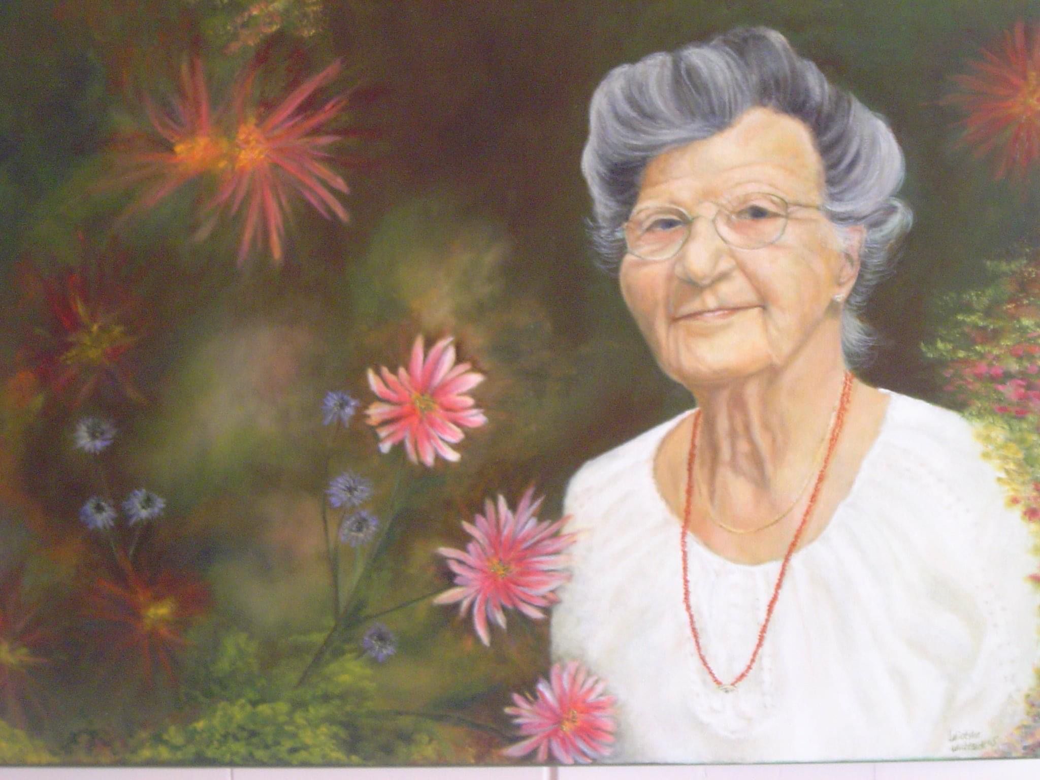 Oma tussen de bloemen